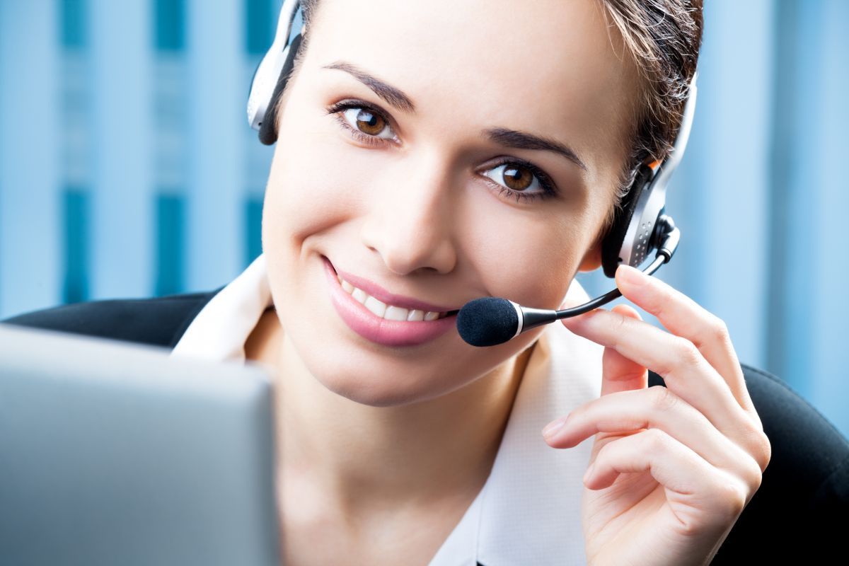 Schulungs-Teilnehmerin mit Headset im Telefontraining